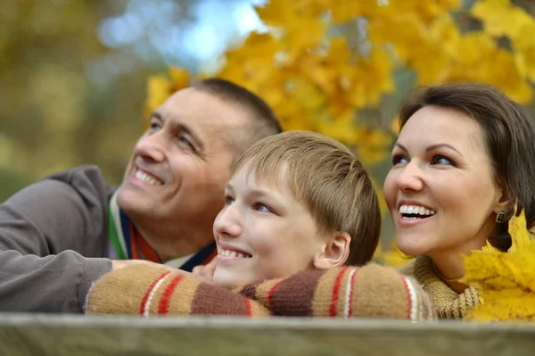 Genitori e figlio nel parco autunnale — Foto Stock