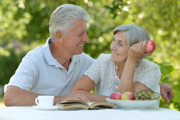 Senior par läser en bok — Stockfoto