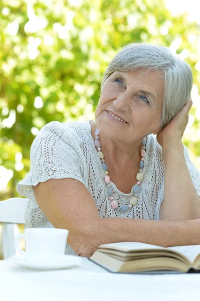 Frau liest Buch — Stockfoto