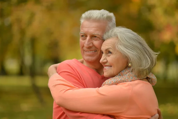 Boldog idősebb pár átölelve — Stock Fotó