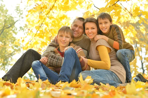 Familia feliz en bosque de otoño — Foto de Stock