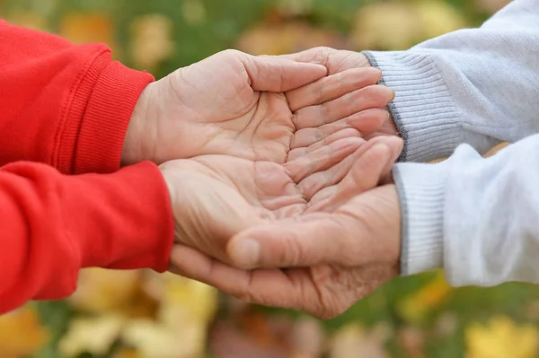 Elderly couple holding hands — Stock Photo, Image