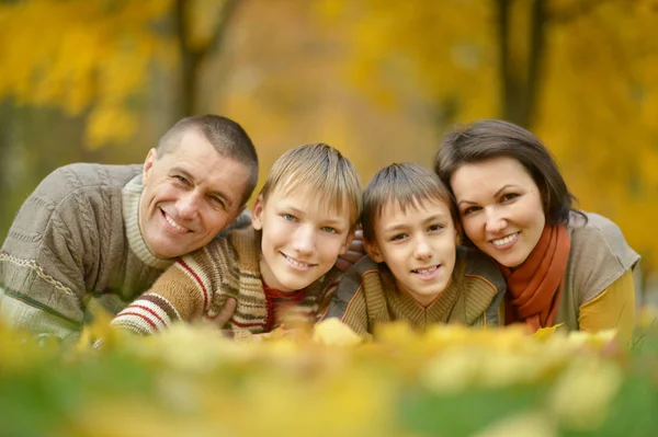 Rodziny w jesień las — Zdjęcie stockowe