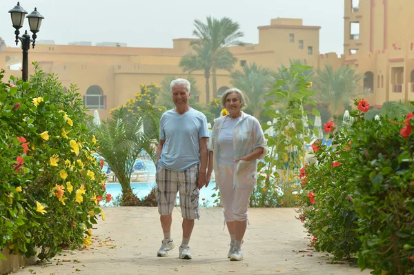 Pareja posando en resort — Foto de Stock