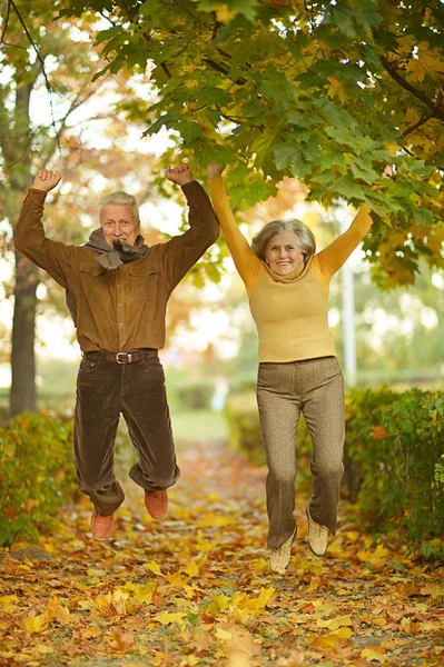 Senior pareja saltando —  Fotos de Stock