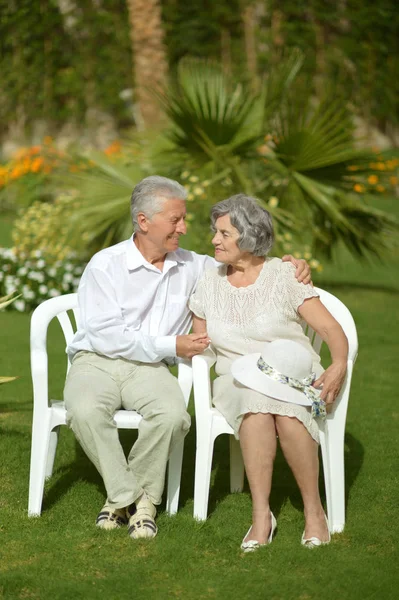 Casal sênior sentado em cadeiras — Fotografia de Stock