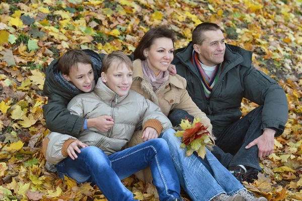 Lykkelig familie i efteråret skov - Stock-foto