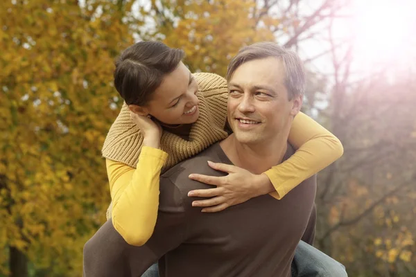 Couple heureux posant dans le parc — Photo