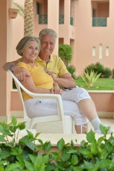 Äldre par sitter på stolar — Stockfoto