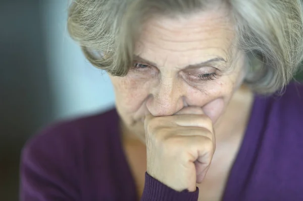 Triste mujer mayor — Foto de Stock