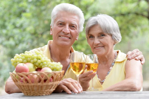 Pareja de ancianos beber vino — Foto de Stock