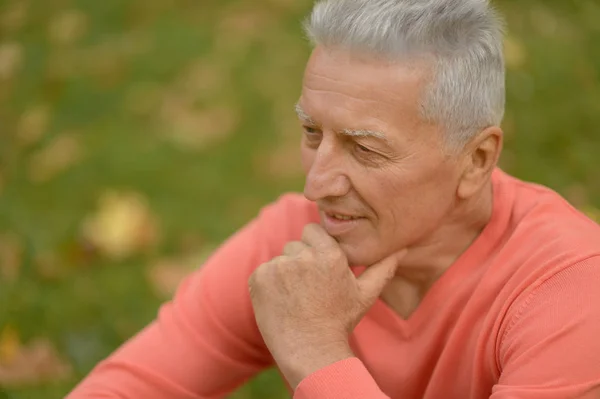 Senior man denken in park — Stockfoto