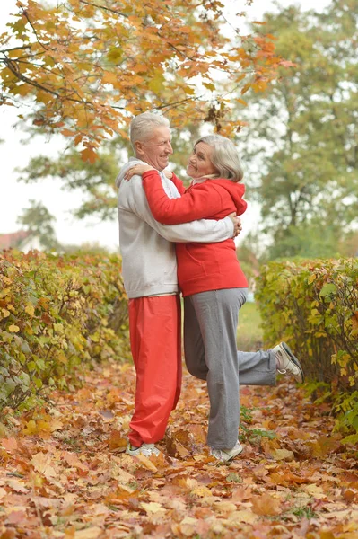 Szczęśliwego tańca pary seniorów — Zdjęcie stockowe