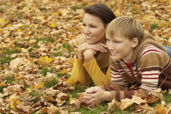 妈妈和儿子在秋天的公园里 — 图库照片