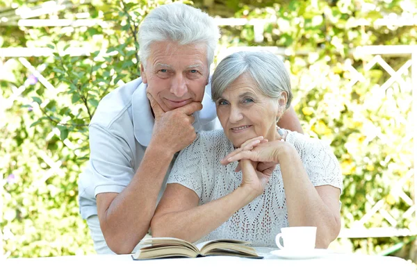 Couple âgé lisant un livre — Photo