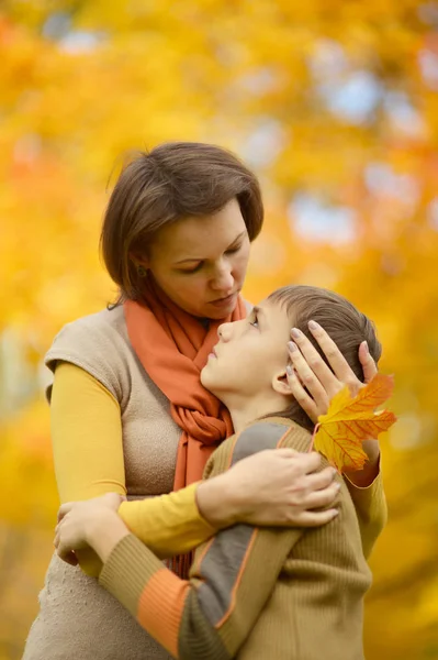 Mère avec fils dans le parc d'automne — Photo