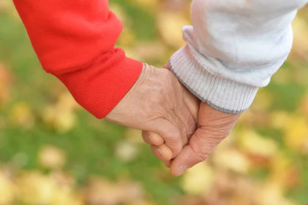 Ouderen paar hand in hand — Stockfoto