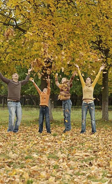 Familia feliz en bosque de otoño — Foto de Stock