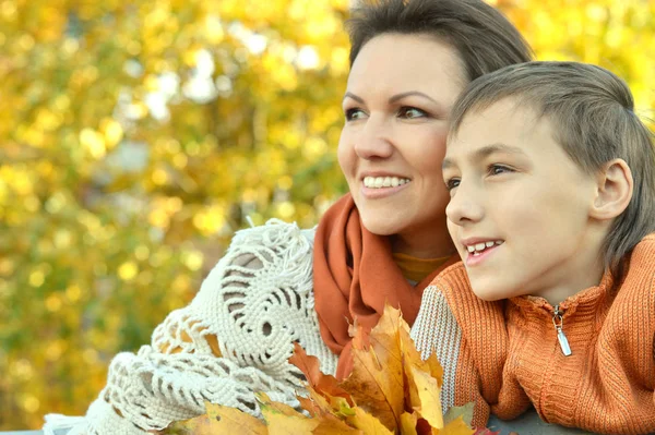 Mère avec fils dans le parc d'automne — Photo