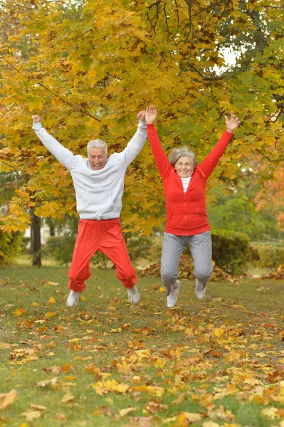 Seniorenpaarspringen — Stockfoto