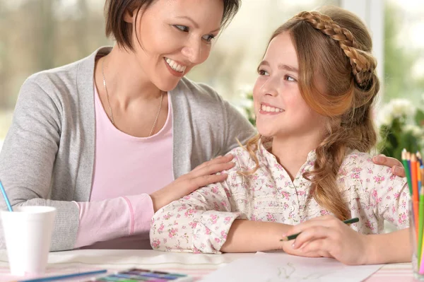 Mãe e filha desenho com lápis — Fotografia de Stock