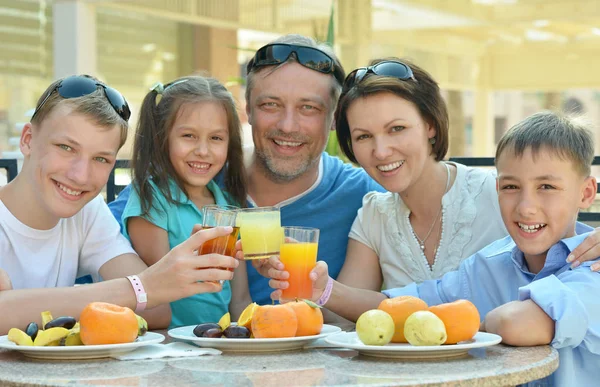 Familjen äter frukost tillsammans — Stockfoto