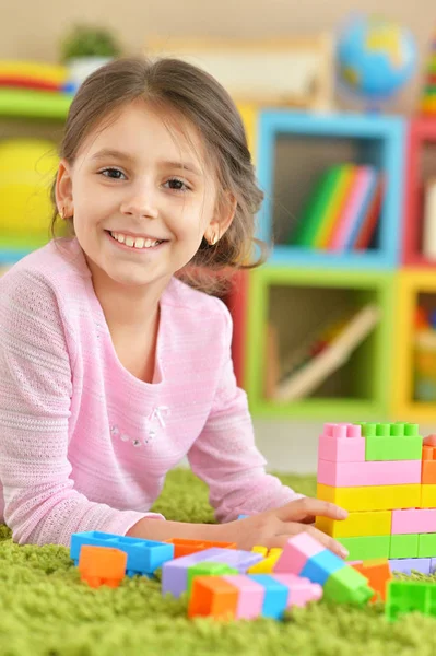 Ragazza che gioca con blocchi di plastica — Foto Stock