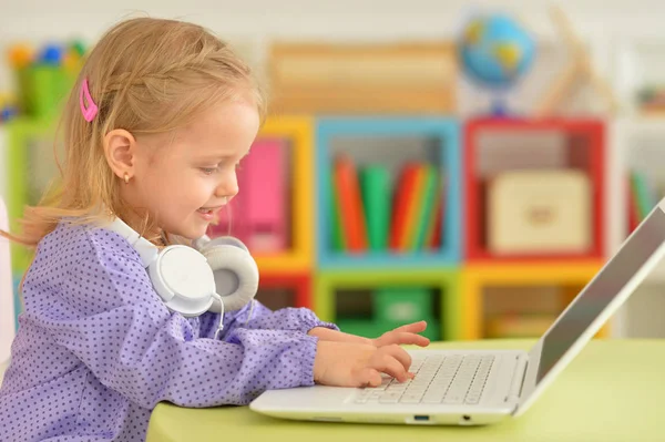 Meisje met behulp van moderne laptop — Stockfoto