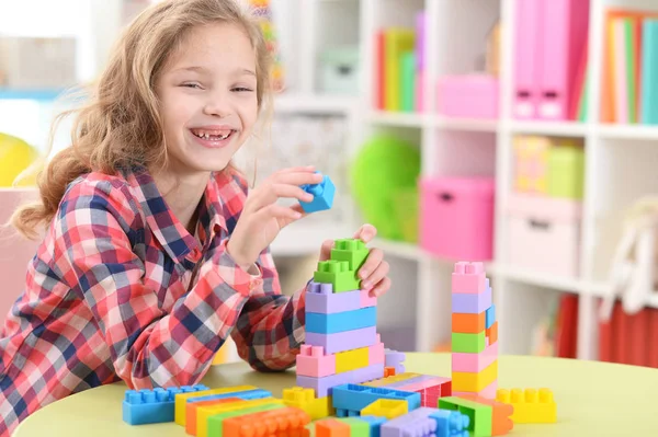 Chica jugando con bloques de plástico — Foto de Stock