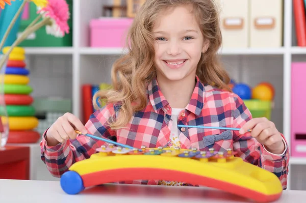 Menina bonita jogando — Fotografia de Stock