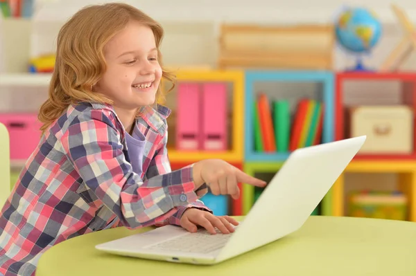 Ragazza utilizzando il computer portatile moderno — Foto Stock