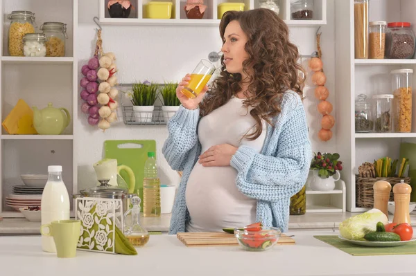 Έγκυος γυναίκα έχοντας πρωινό — Φωτογραφία Αρχείου