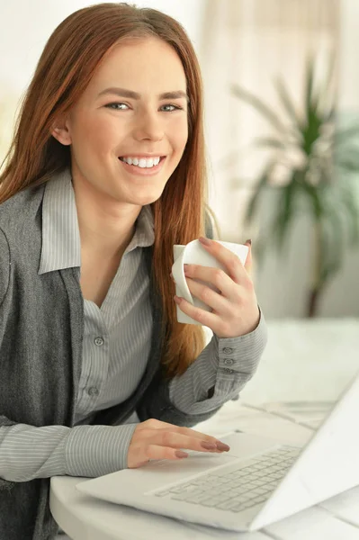 Vrouw met laptop — Stockfoto