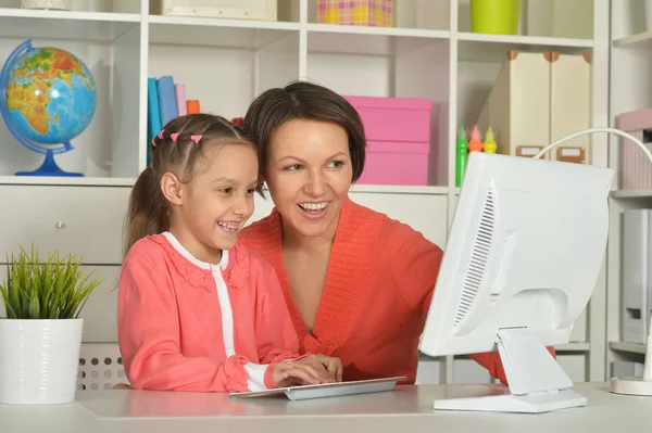 Woman and little girl using computer — Stock Photo, Image
