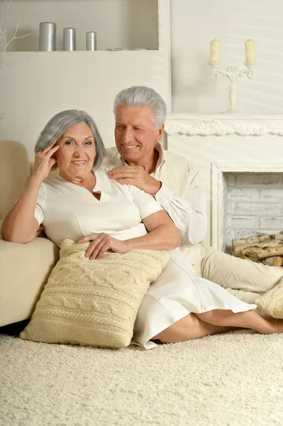 Senior couple sitting on floor — Stock Photo, Image