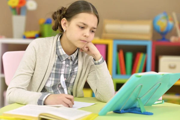 Écolière faisant des devoirs — Photo