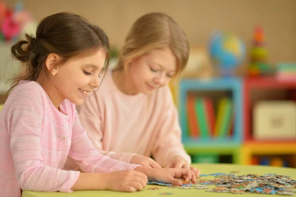 Meninas coletando quebra-cabeças — Fotografia de Stock