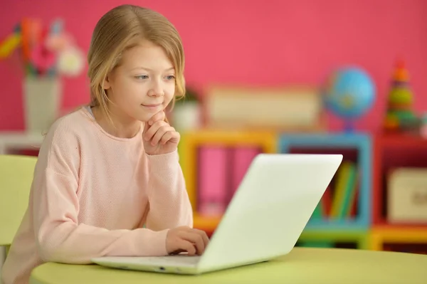 Menina usando laptop moderno — Fotografia de Stock