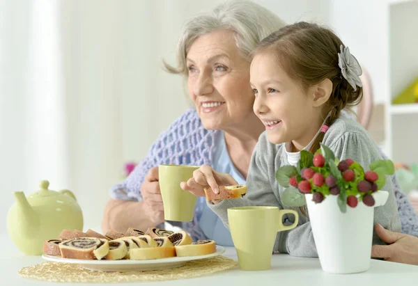 Grandmother and granddaughter drinking tea — Stock Photo, Image