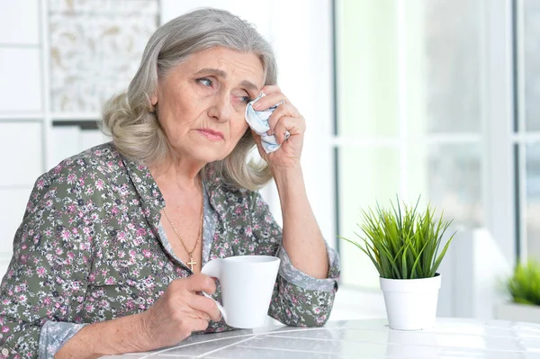 Piangendo donna anziana — Foto Stock