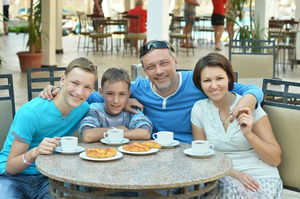 A család együtt reggelizik — Stock Fotó