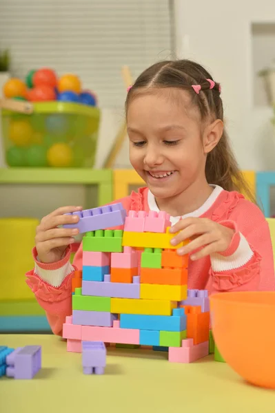 Ragazza che gioca con blocchi di plastica — Foto Stock