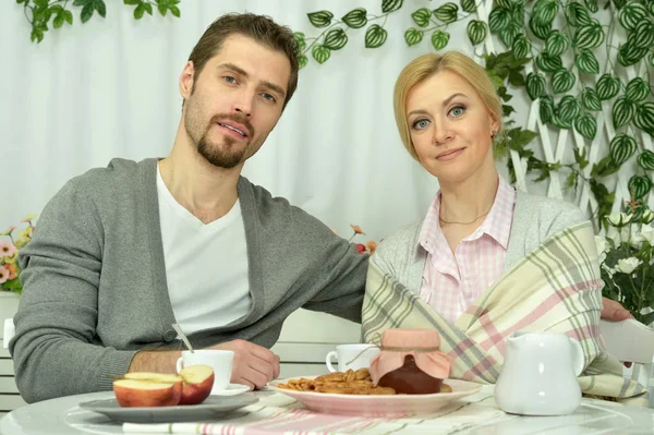 Famille petit déjeuner — Photo