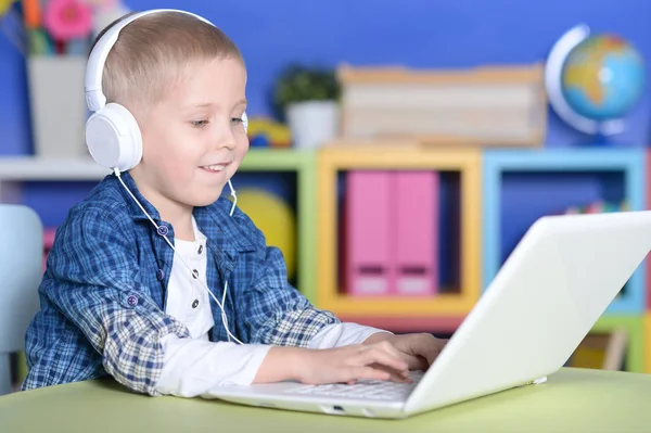 Jongen met laptop — Stockfoto