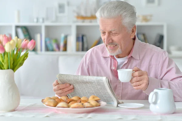 Älterer Mann liest Zeitung — Stockfoto