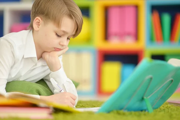 Garçon faire des devoirs — Photo