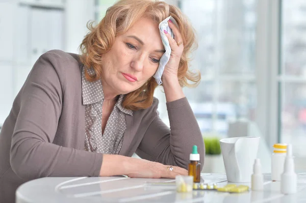 Seniorin mit Kopfschmerzen — Stockfoto