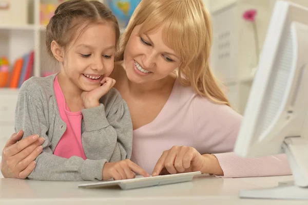 Mulher e menina usando computador — Fotografia de Stock