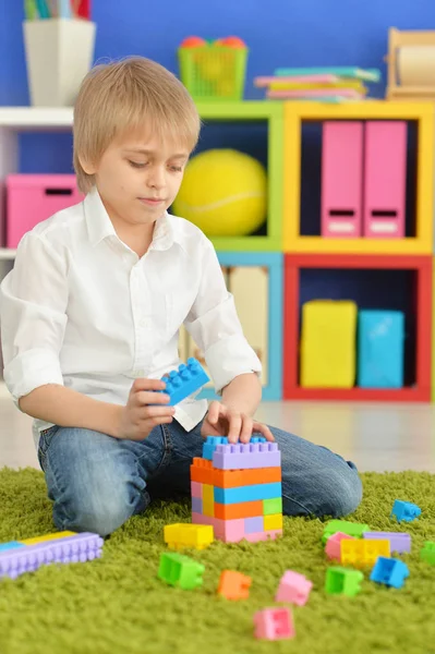 Chlapec hraje s bloky — Stock fotografie