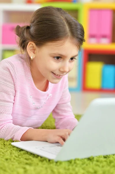 女孩使用现代笔记本电脑 — 图库照片